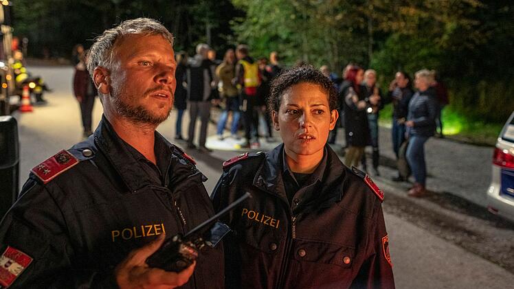 Die Dorfpolizisten Ivanovic (Claudia Kottal) und Kapfhammer (Robert Stadlober) können anfangs noch nicht offiziell nach Nathalie suchen, sie ist noch nicht lange genug verschwunden.