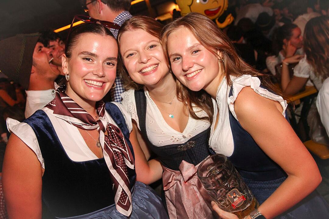 Tanzen, Feiern, Mitsingen &ndash; bayerische Partystimmung bis Mitternacht.