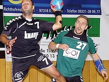 Bislang ist die Saison des TSV Rödelsee ein Höhenflug -  hier steigt Gabor Csorba (links) hoch. Gegen den HC Erlangen II soll heute die Tabellenführung verteidigt werden.  Foto: Krumpholz