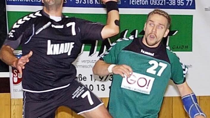 Bislang ist die Saison des TSV Rödelsee ein Höhenflug -  hier steigt Gabor Csorba (links) hoch. Gegen den HC Erlangen II soll heute die Tabellenführung verteidigt werden.  Foto: Krumpholz