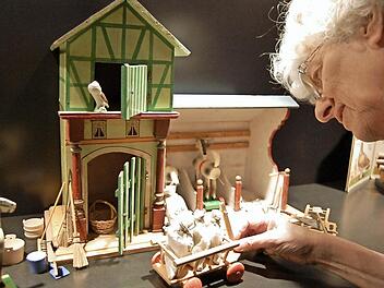 Hilla Schütze beim Aufbau einer hölzernen Stall-Anlage Fotos: Sigismund von Dobschütz