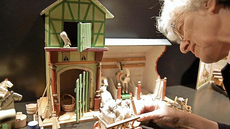 Hilla Schütze beim Aufbau einer hölzernen Stall-Anlage Fotos: Sigismund von Dobschütz