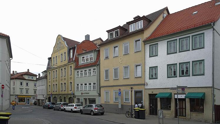 Inzwischen sind dort einige Häuser saniert und zeigen farbig gestaltete Fassaden. Auf der rechten Seite wurden Parkbuchten angelegt.Foto: Jochen Berger