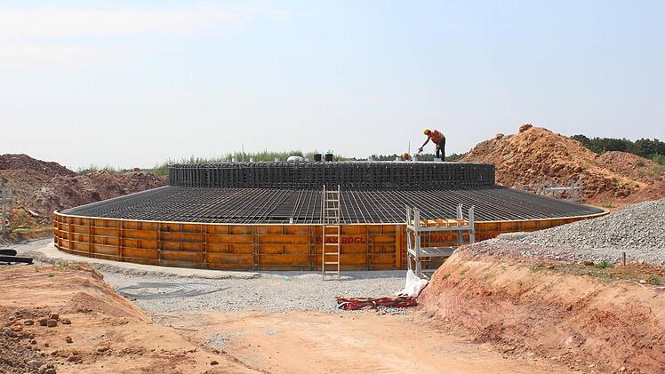Im Fundament von jedem Windrad verschwinden Unmengen Stahl und Beton.  Foto: Andreas Dorsch