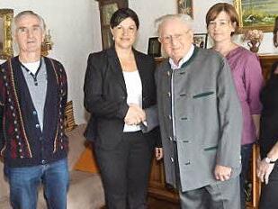 Karl Frisch (3. v. l.) feierte 90. Geburtstag. Mit im Bild (v. l.) Udo Gebelein, 2. Bürgermeisterin Angela Hofmann, Ines Hergenröther und Ursula Gebelein Foto: K.- H. Hofmann