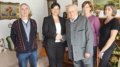 Karl Frisch (3. v. l.) feierte 90. Geburtstag. Mit im Bild (v. l.) Udo Gebelein, 2. Bürgermeisterin Angela Hofmann, Ines Hergenröther und Ursula Gebelein Foto: K.- H. Hofmann