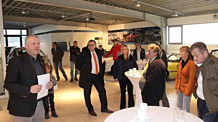 Die Verwendungsmöglichkeiten des neuen Bürgerbusses stellte Bürgermeister Jürgen Hennemann (links) vor.