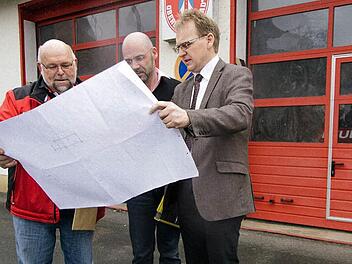 So soll es aussehen: Architekt Alexander Hempfling (Mitte) erklärte Wolfgang Neumann von der Freiwilligen Feuerwehr Oberlangenstadt (links) und den Zweiten Bürgermeister Bernd Rebhan (rechts), was sich am Gerätehaus alles ändern soll.  Foto: Hamacher