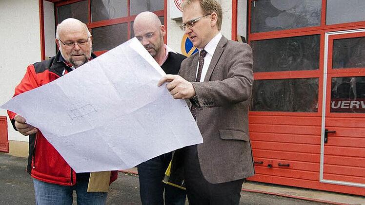 So soll es aussehen: Architekt Alexander Hempfling (Mitte) erklärte Wolfgang Neumann von der Freiwilligen Feuerwehr Oberlangenstadt (links) und den Zweiten Bürgermeister Bernd Rebhan (rechts), was sich am Gerätehaus alles ändern soll.  Foto: Hamacher