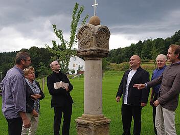 Von links: Restaurator Wilhelm Keim, B&uuml;rgermeisterin Gabi Weber, Pfarrer Joachim Lindner, Eigent&uuml;mer Heiko Hofmann, Willi Hofmann und Kreisheimatpfleger Robert Wachter freuen sich &uuml;ber die gelungene Renovierung der Marter.