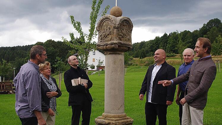 Von links: Restaurator Wilhelm Keim, B&uuml;rgermeisterin Gabi Weber, Pfarrer Joachim Lindner, Eigent&uuml;mer Heiko Hofmann, Willi Hofmann und Kreisheimatpfleger Robert Wachter freuen sich &uuml;ber die gelungene Renovierung der Marter.