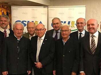 Bild: Zahlreiche Wegbegleiter gratulierten Siegmund Kerker zu seinem 70. Geburtstag; von links CSU-Kreisvorsitzender MdL Steffen Vogel, Fraktionsvorsitzender Günther Geiling, Landtagspräsident a.D. Johann Böhm, Siegmund Kerker, Eduard Lintner, Landrat a.D. Rudolf Handwerker, Landrat Wilhelm Schneider, Landrat und Bezirksrat Thomas Habermann sowie Staatssekretär a.D. Dr. Albert Meyer.Foto: privat