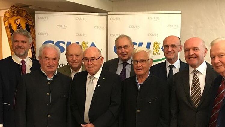 Bild: Zahlreiche Wegbegleiter gratulierten Siegmund Kerker zu seinem 70. Geburtstag; von links CSU-Kreisvorsitzender MdL Steffen Vogel, Fraktionsvorsitzender Günther Geiling, Landtagspräsident a.D. Johann Böhm, Siegmund Kerker, Eduard Lintner, Landrat a.D. Rudolf Handwerker, Landrat Wilhelm Schneider, Landrat und Bezirksrat Thomas Habermann sowie Staatssekretär a.D. Dr. Albert Meyer.Foto: privat