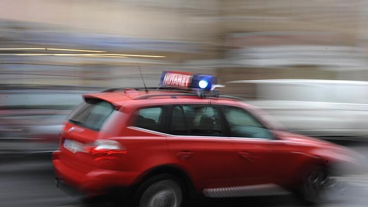 Eine Fu&szlig;g&auml;ngerin ist in Marktredwitz von einem Auto gestreift worden und auf die Stra&szlig;e gest&uuml;rzt. Der Verursacher fuhr davon, ohne sich um  sie  zu k&uuml;mmern. Symbolfoto: Archiv