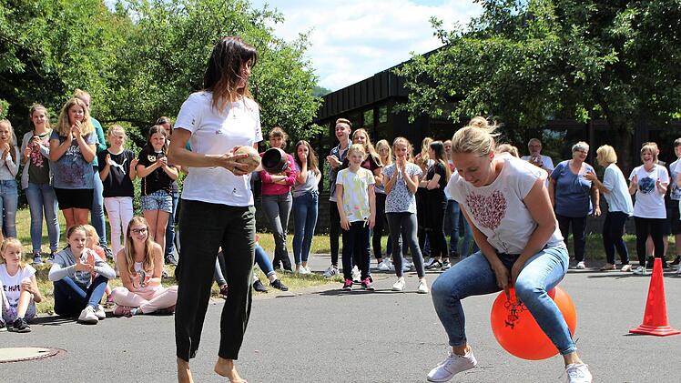 Die Lehrerinnen Christina Mareike Lehmann (links) und ihre Kollegin Barbara Müller durchhüpfen den Parcours mit Leichtigkeit. Julia Raab