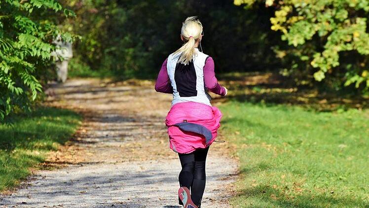 Nach einem Überfall auf eine Joggerin fahndet die Polizei nach einem Mann. Symbolfoto: Capri23auto/pixabay.com