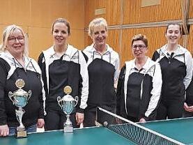 Petra Fugmann (l.) wurde Siegerin im Einzel und Doppel. Rechts daneben die Nächstplatzierten mit Manuela Schneider, Christina Fröba, Barbara Lang, Doris Wachter, Jana Schneider und Carolin Rehm sowie TSV-Vorsitzender Christian Engelhardt  Fotos: Hans Franz