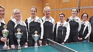 Petra Fugmann (l.) wurde Siegerin im Einzel und Doppel. Rechts daneben die Nächstplatzierten mit Manuela Schneider, Christina Fröba, Barbara Lang, Doris Wachter, Jana Schneider und Carolin Rehm sowie TSV-Vorsitzender Christian Engelhardt  Fotos: Hans Franz