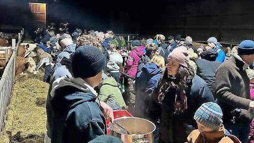 Im Stall bei den Tieren gab es einen Imbiss.