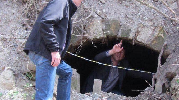 Der Eingang zu Keller Nummer 11 liegt ziemlich tief