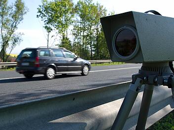Nächste Woche führt die Polizei in ganz Bayern verstärkt Geschwindigkeitskontrollen durch. Hier finden Sie alle 1000 Messpunkte in Oberfranken, Unterfranken und Mittelfranken mit genauer Ortsangabe. Foto: Swen Pförtner/dpa