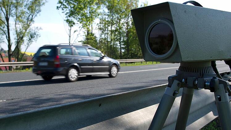 Nächste Woche führt die Polizei in ganz Bayern verstärkt Geschwindigkeitskontrollen durch. Hier finden Sie alle 1000 Messpunkte in Oberfranken, Unterfranken und Mittelfranken mit genauer Ortsangabe. Foto: Swen Pförtner/dpa