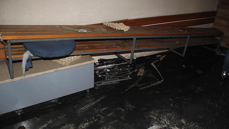 Wasser und Dreck nach dem Einsatz. Foto: Jürgen Gärtner