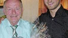 Martin Sünkel (rechts) zeichnet Werner Thauer aus. Foto: Klaus Oelzner