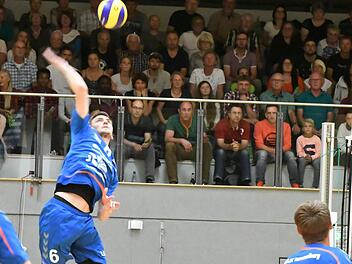Henning Schulte (am Ball) und Mario Radman (rechts) konnten unter der Woche aus gesundheitlichen Gründen nicht trainieren. Trotzdem mussten sie in der stark ersatzgeschwächten Hammelburger Mannschaft aushelfen, konnten die Niederlage in Grafing aber nicht verhindern. Foto: Hopf