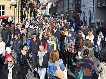 In den Vorjahren schoben sich am verkaufsoffenen Wochenende regelm&auml;&szlig;ig die Massen durch die Bamberger Innenstadt.  Archivfoto: Ronald Rinklef