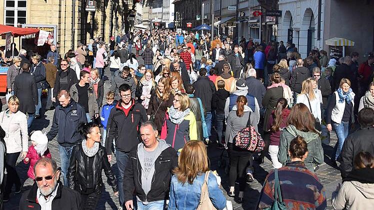 In den Vorjahren schoben sich am verkaufsoffenen Wochenende regelm&auml;&szlig;ig die Massen durch die Bamberger Innenstadt.  Archivfoto: Ronald Rinklef