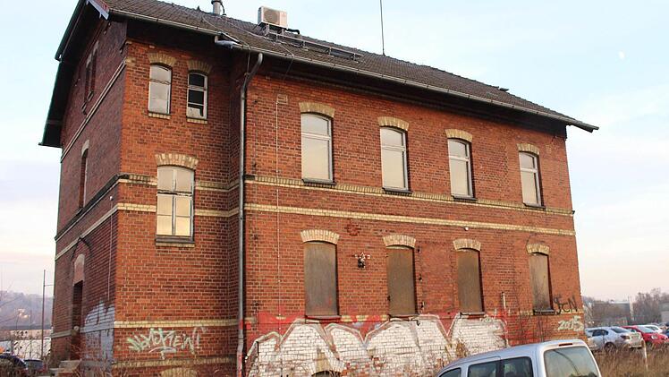 Das Gelände rund um das Gebäude wird derzeit als Parkplatz genutzt. Foto: Ulrike Nauer