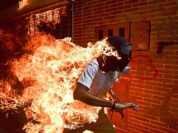 José Víctor Salazar Balza fängt bei Auseinandersetzungen mit der Polizei, während einer Demonstration gegen Venezuelas President Maduro, Feuer. Das Bild wurde als Weltpresse-Foto des Jahres 2018 ausgezeichnet. Foto: Ronaldo Schemidt/WORLD PRESS PHOTO/AFP/KEYSTONE/dpa