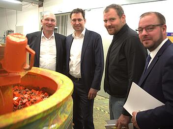 Erst ging es um digitale Bildung, dann um die analoge Produktion: Bei seinem Besuch der Haba-Firmenfamilie in Bad Rodach nahm sich Staatsminister Georg Eisenreich (CSU) nach einem ausführlichen Gespräch mit Unternehmensvertretern und CSU-Kommunalpolitikern am Freitag noch Zeit für einen Rundgang durch die Spielzeugproduktion. Von links: Geschäftsführer Harald Grosch, Eisenreich sowie die Bürgermeister Martin Mittag (Seßlach) und Sebastian Straubel (Lautertal). Foto: Bettina Knauth