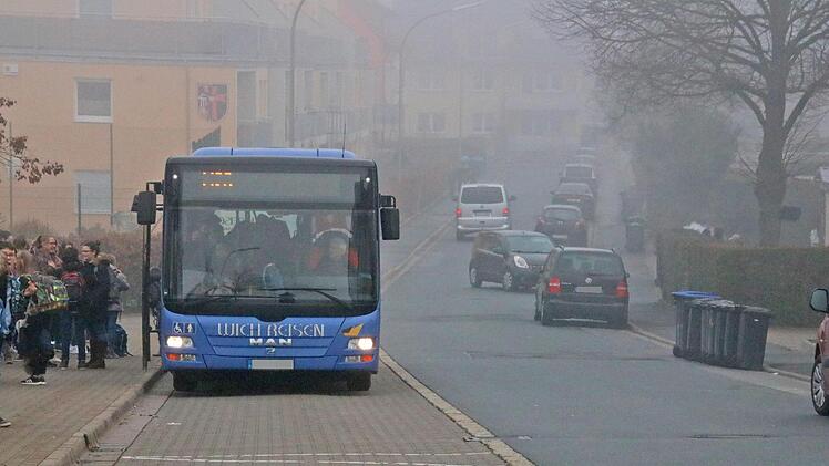 Schulbusfahrer müssen sich häufig durch die St.-Veit-Straße quälen, die einseitig meist durch parkende Autos zugestellt ist.Matthias Einwag