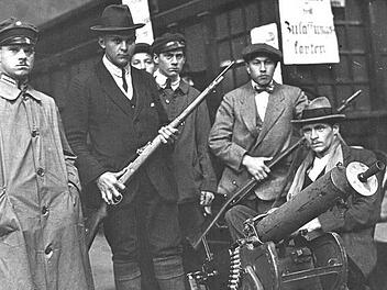 Maschinengewehrstellung im Münchner Hauptbahnhof während der Räterepublik. In Forchheim jedoch blieben bewaffnete Auseinandersetzungen aus. Foto: Hoffmann, Archiv