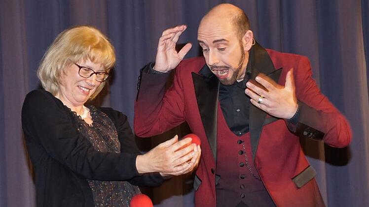 Ja, wo kommen denn die ganzen Bälle her? Zauberer Marcelini hatte sich kurzerhand Andrea aus dem Publikum als Assistentin geholt.