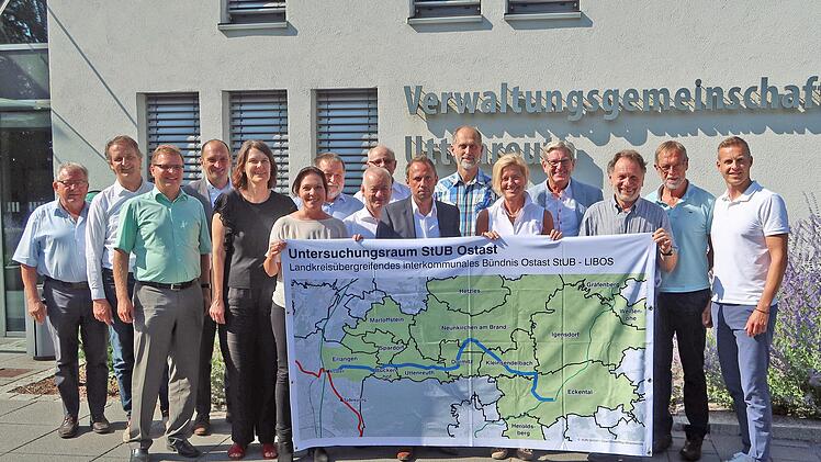 Die Gemeindevertreter zeigen vor dem Rathaus in Uttenreuth ein Plakat mit dem Untersuchungsraum des Ostastes. Foto: PR