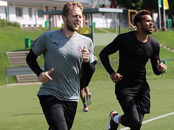 Elias Harris (rechts) und Neuzugang Christian Sengfelder schwitzen bei einer Athletik-Trainingseinheit auf dem Kunstrasenplatz der DJK Don Bosco Bamberg in Wildensorg. Foto: privat