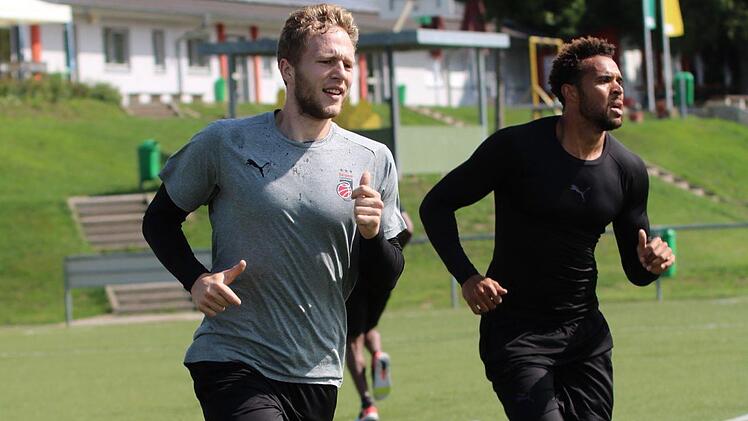 Elias Harris (rechts) und Neuzugang Christian Sengfelder schwitzen bei einer Athletik-Trainingseinheit auf dem Kunstrasenplatz der DJK Don Bosco Bamberg in Wildensorg. Foto: privat