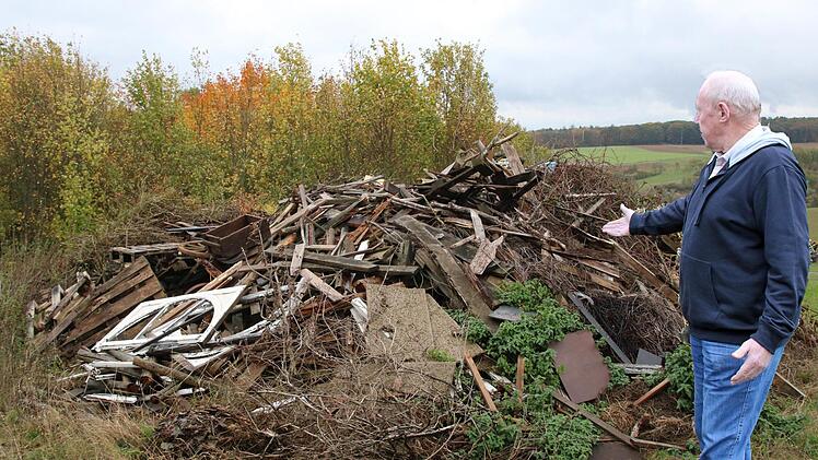 Auf dem Galgenhügel oberhalb von Volkershausen werden große Mengen  Holzabfälle aller Art wild abgelagert. Dadurch wird ein Weg blockiert und  Landwirt Elmar Schmitt hat Probleme, auf seine gepachteten Flächen zu  gelangen.Dieter Britz