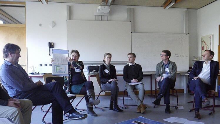 Im Workshop "Schule & Leben" diskutierten die Teilnehmer unter der Leitung von Oliver Kunkel (rechts) über Nachhaltigkeit in der Schule. Es gibt schon Lehrmaterial und Konzepte für jede Altersstufe, um Nachhaltigkeit zu beschreiben und zu erklären. Fotos: Julia Scholl