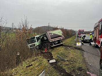 A70 bei Eltmann: Lkw rammt Auto und stürzt Böschung hinunter - Autobahn wegen Unfall teilweise gesperrt