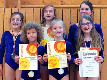 Die  Trampolinturnerinnen des ATSV Nordhalben freuten  sich über ihre Erfolge: (von  links) Anna Seyrich, Julia Schuberth, Fabienne Straubinger, Linda Wunder, Nadja Wolf und Alessa Wolf. Foto:  Michael Wunder