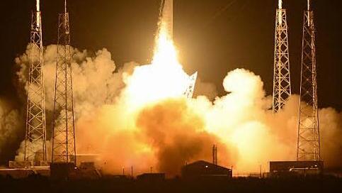 Eine SpaceX-Falcon-Nine-Rakete und ein Dragon-Raumschiff starten auf der Cape Canaveral Air Force Station im Mai 2012. SpaceX ist eine der Firmen von Elon Musk. Foto: Eric S. Lesser/Archiv