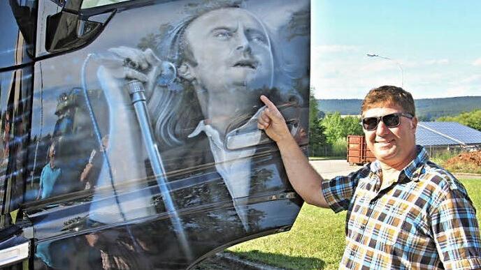 "Schau her, ich bin ein Fan von Phil Collins", sagt Sascha Fleischmann aus Küps bei Kronach, aus dessen Stereoanlage in der Kabine auch die Musik seines Lieblingskünstlers erklingt.