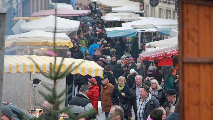Beim Verkaufsmarkt am Sonntag war die Zeiler Altstadt gut besucht (nachdem der Regen aufgehört hatte).