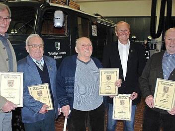Für jahrzehntelange Treue wurde diesen Männern bei der Hauptversammlung der Feuerwehr Mainleus gedankt. Von links: Walter Dippold (50 Jahre), Herbert Dittmann (50), Fritz Münch (50), Heinrich Friedlein (55) und Wolfgang Sack (60). Es fehlen Manfred Michel, Heinz Kögel und Wilhelm Pöhlmann. Foto: Karl Klippel
