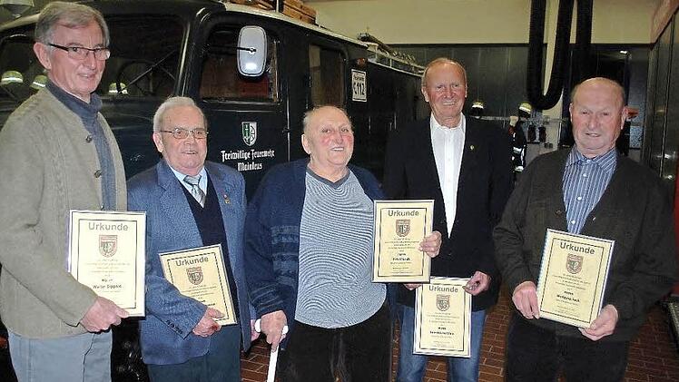 Für jahrzehntelange Treue wurde diesen Männern bei der Hauptversammlung der Feuerwehr Mainleus gedankt. Von links: Walter Dippold (50 Jahre), Herbert Dittmann (50), Fritz Münch (50), Heinrich Friedlein (55) und Wolfgang Sack (60). Es fehlen Manfred Michel, Heinz Kögel und Wilhelm Pöhlmann. Foto: Karl Klippel