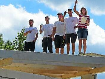 Ingenieurin Katrin Mayer ließ bei ihrem Richtspruch Planer, Arbeitsfirmen und die Gemeinde Rugendorf als Bauherrn hochleben. Foto: Wulf